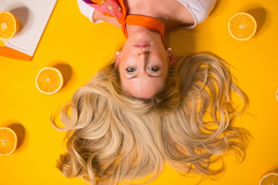 Jak se zbavit oranžového nádechu vlasů: Triky, které fungují