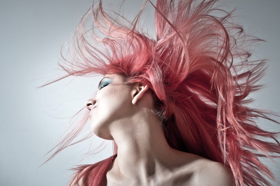 Růžový přeliv na vlasy: Co musíte vědět, než se stanete „pink girl“?