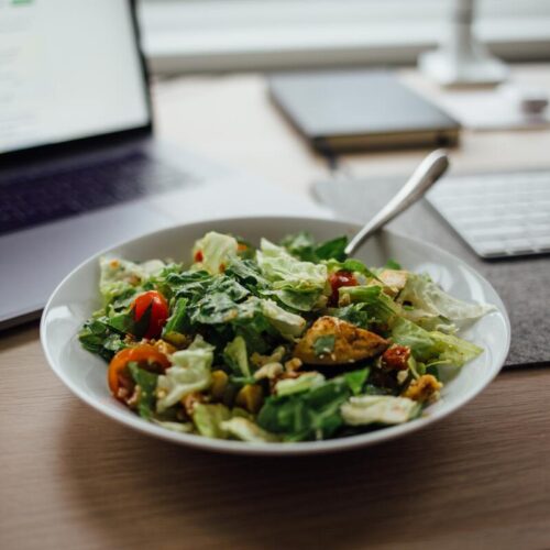 Chutný zeleninový salát s domácími krutony a dresinkem: Tip redakce 2023