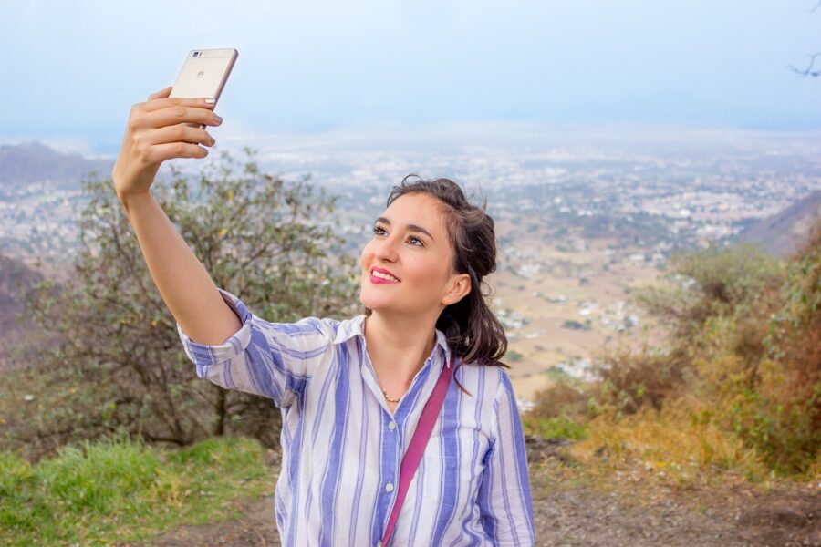 6 kroků k perfektním selfie fotografiím v roce 2023