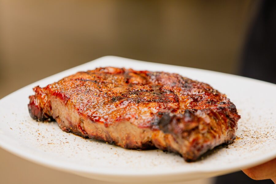 Rychlý oběd z krkovice: šťavnatý steak s cibulkou