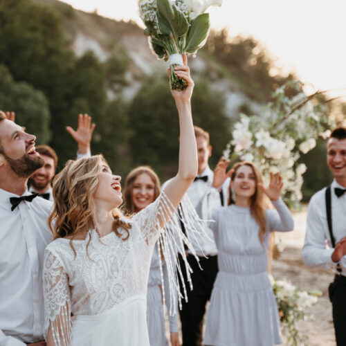 Bílé šaty na svatbu jako host: Vhodný outfit nebo společenské faux pas?