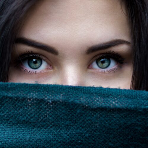 Černé vlasy a zelené oči