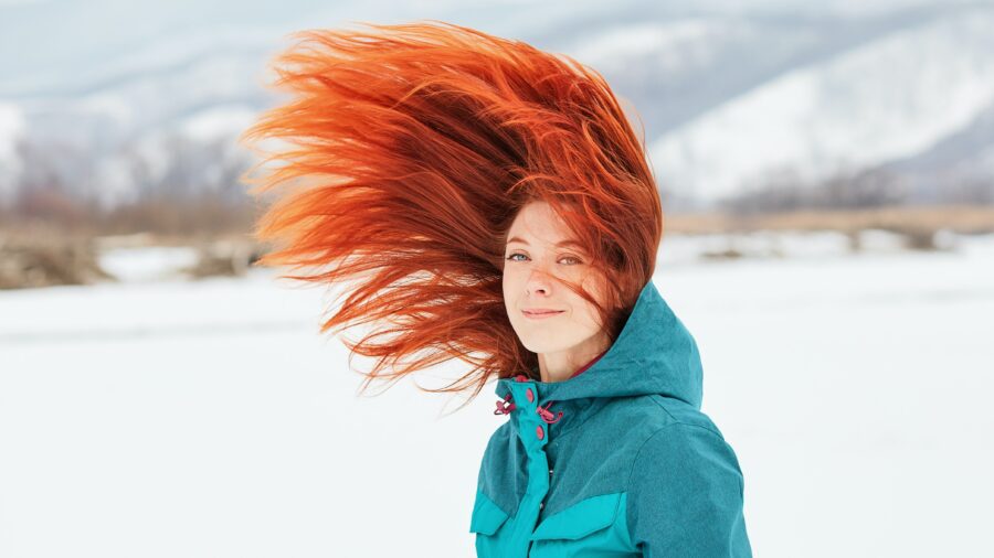 Zářivě červená barva na vlasy: jak ji získat a nosit v roce 2023