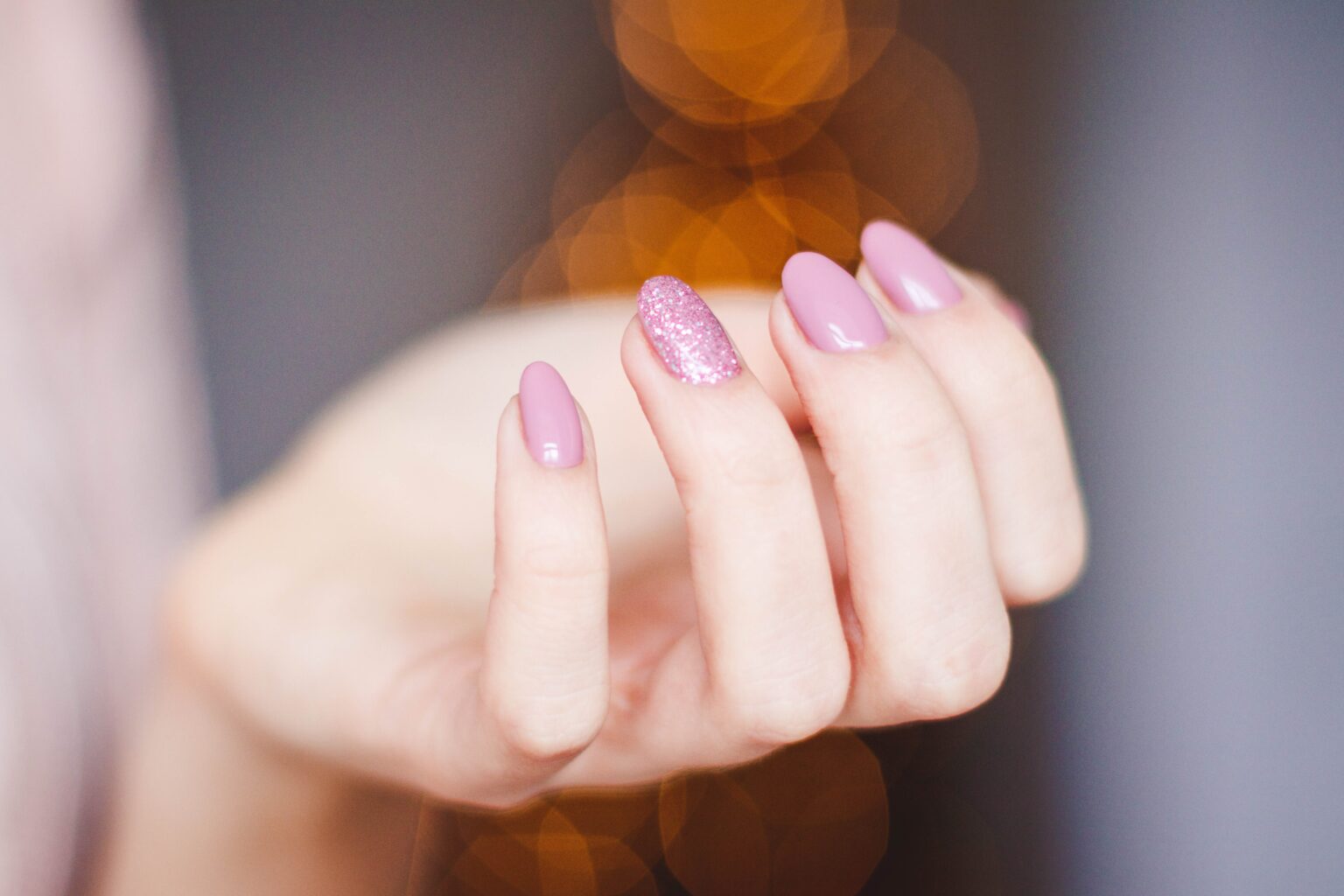 Nail art nera e rosa: 10 idee per unghie con smalto semipermanente - wide 2