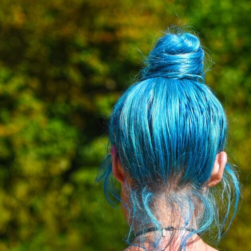 Modrá barva na tmavé vlasy jako trend roku 2024: Chytne, nebo ne?