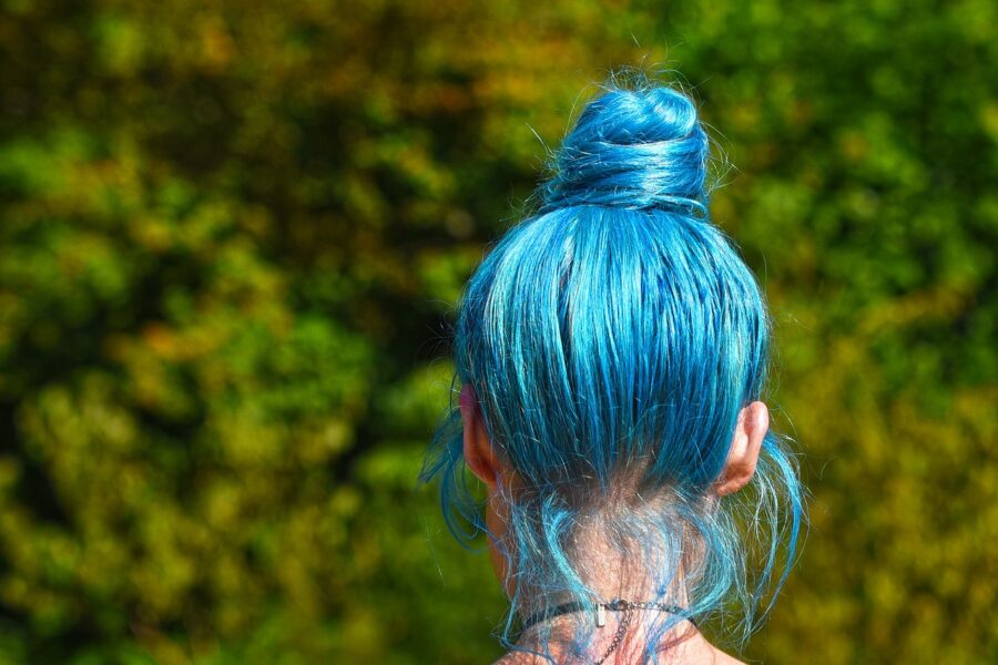 Modrá barva na tmavé vlasy jako trend roku 2023: Chytne, nebo ne?