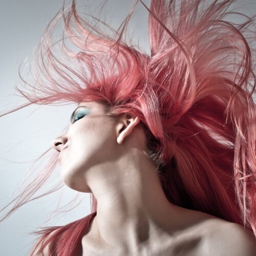 Růžový přeliv na vlasy: Co musíte vědět, než se stanete „pink girl“?