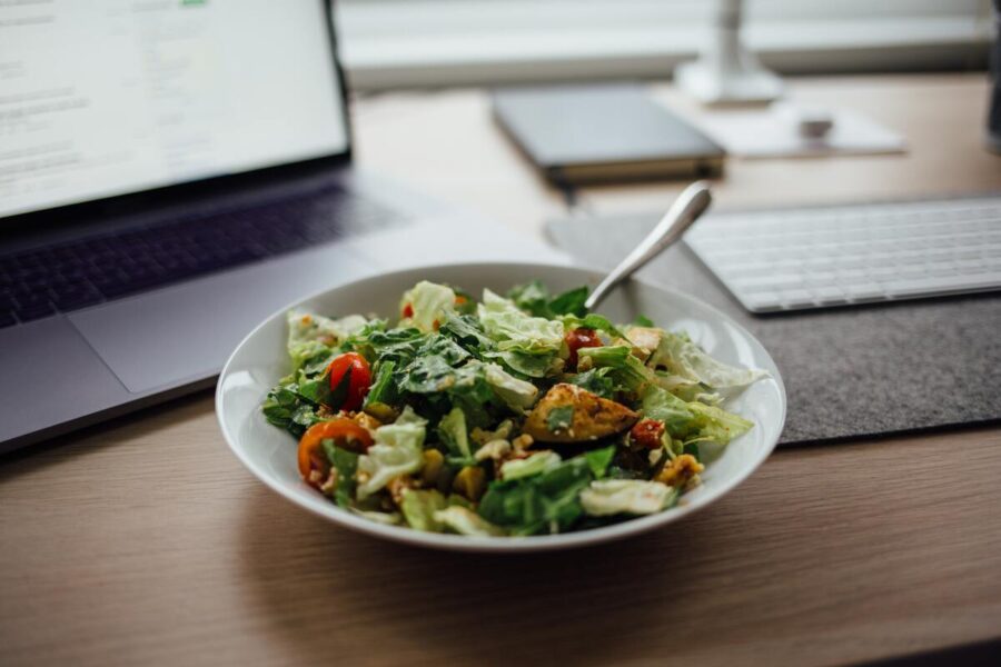Chutný zeleninový salát s domácími krutony a dresinkem: Tip redakce 2024