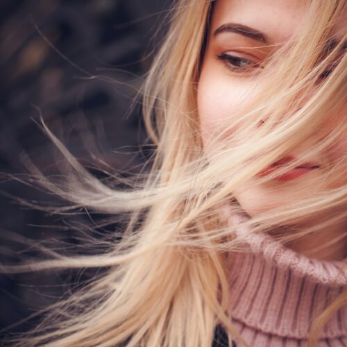 Extrémně mastné vlasy: 7 tipů, jak tomuto problému předejít