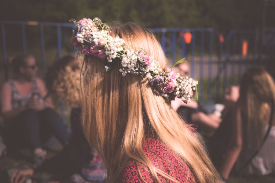 Květinová čelenka do vlasů: jak ji nosit v roce 2024