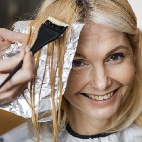 Melír na barvené vlasy: 2 zásadní rady, jak si nezničit vlasy