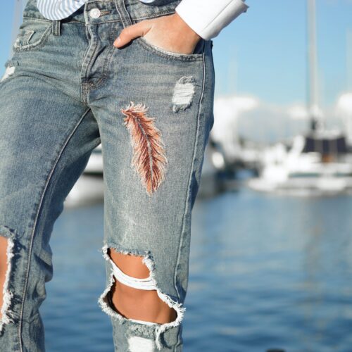 Hodně roztrhané džíny: jak je nosit v roce 2024