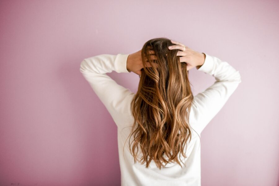 Jak zvýšit hustotu vlasů: 5 tipů k hustší, kvalitnější a zdravější kštici