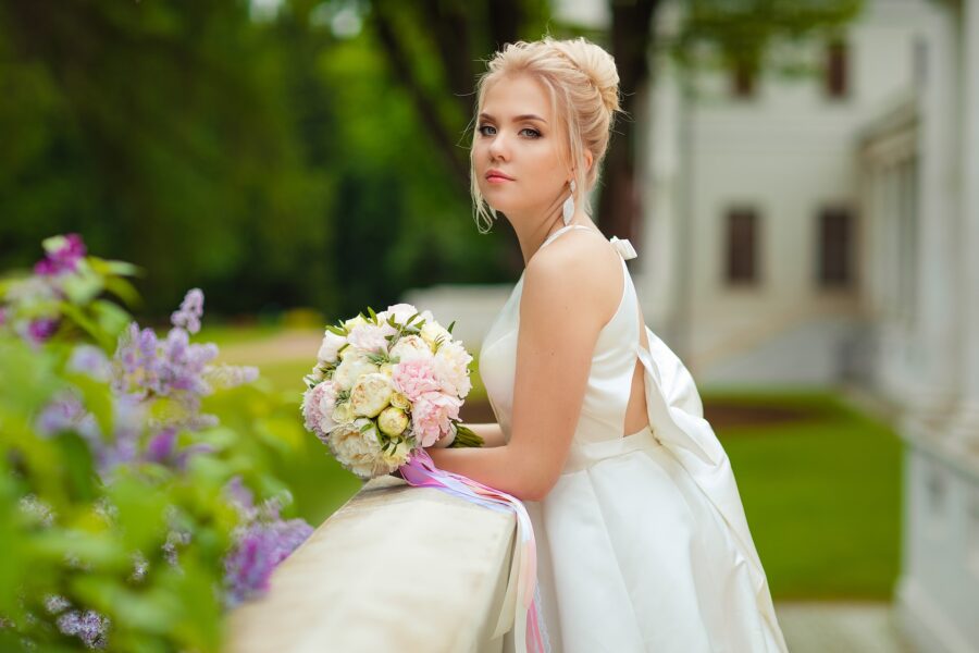 Jednoduché svatební šaty: 5 tipů na krásné šaty pro váš výjimečný den