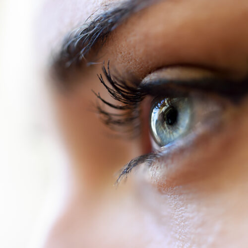 Líčení modrých očí: 3 nejlepší tipy, jak se nalíčit