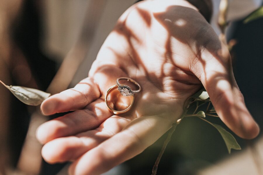 Snubní a zásnubní prsten na jednom prstu: nosit nebo ne?