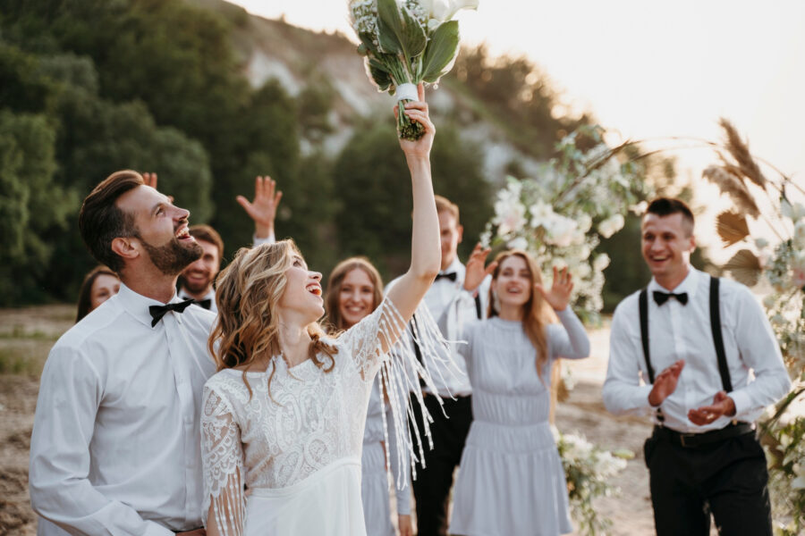 Bílé šaty na svatbu jako host: Vhodný outfit nebo společenské faux pas?