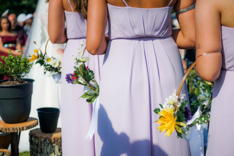 Dlouhé šaty na svatbu jako host: Přešlap nebo vhodná volba?