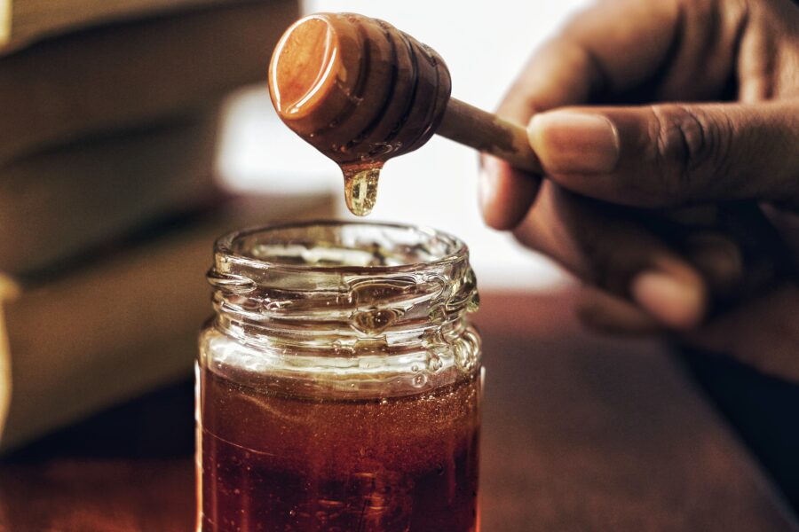 Med na akné: účinky medu a 3 tipy na jeho použití