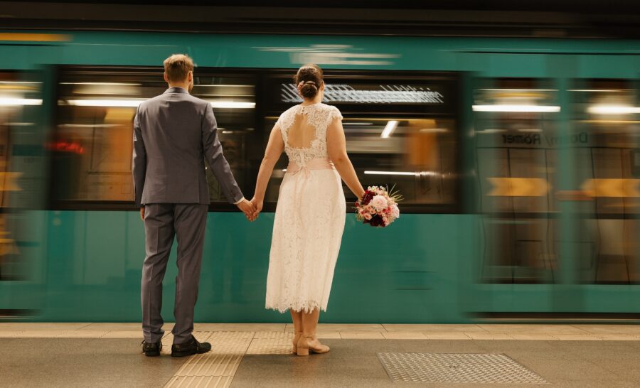 Neobvyklé svatební šaty: moderní a trendy i ve svatební sezóně 2023
