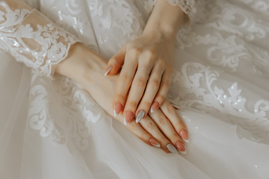 Gelové nehty na svatbu: 3 důvody, proč si nechat udělat manikúru v salónu