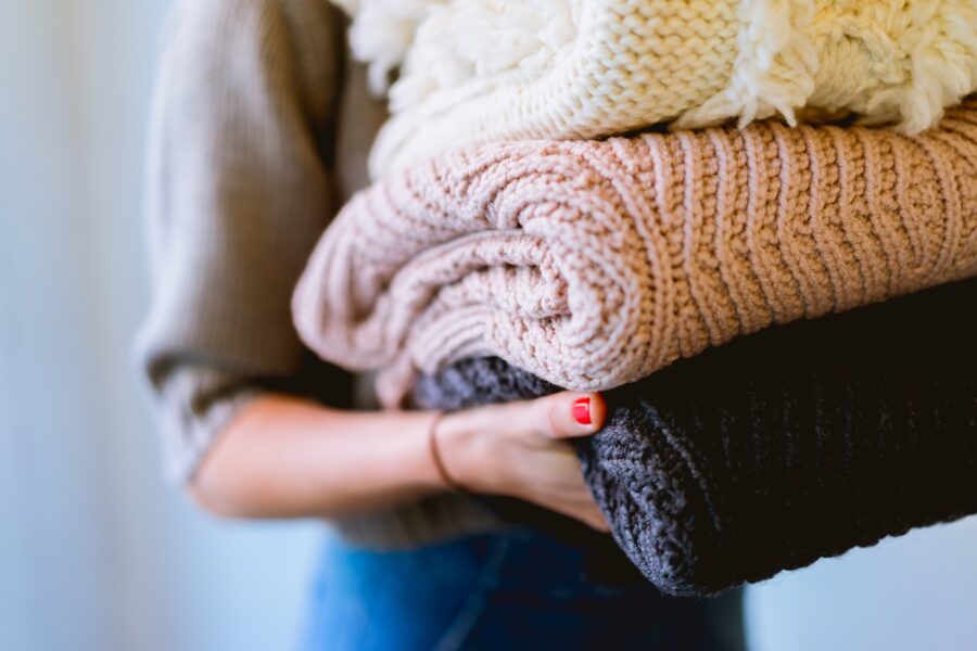 Krátký svetr k šatům: jaký střih vybrat a jak ho nosit