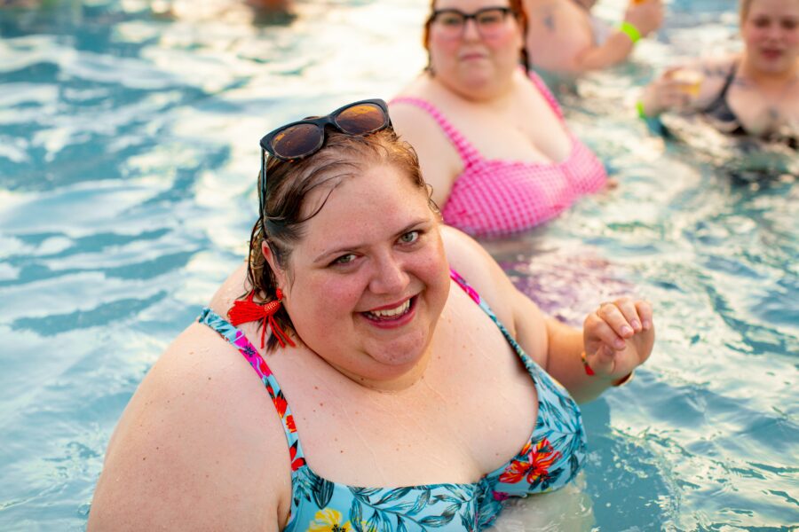 Plavky pro tlusté ženy: 3 tipy jak vybrat model na léto 2023