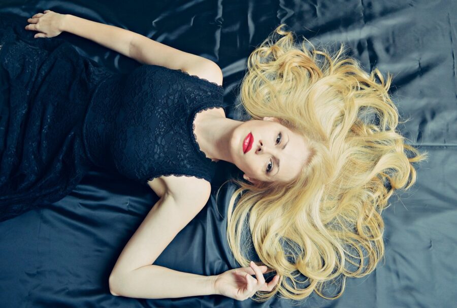 Teplá blond jako hit roku 2023: Jak ji nosit?