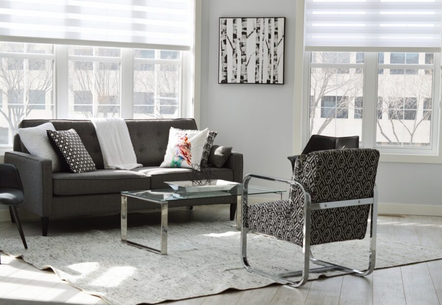 Jak vymalovat obývák s šedou sedačkou: 3 nejlepší barevné kombinace