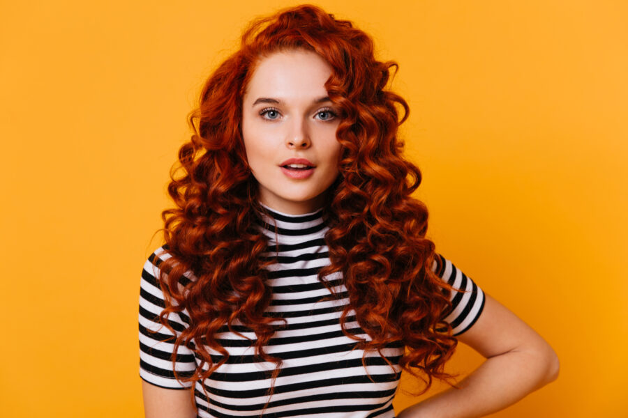 Tmavě červené vlasy: 6 nejkrásnějších odstínů a jak je nosit