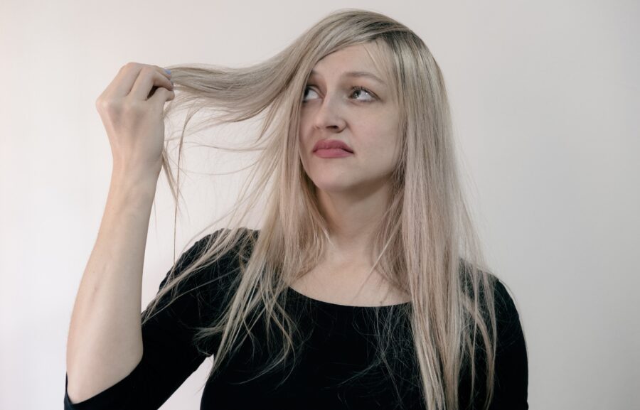 Jak zastavit vypadávání vlasů: 8 rad, které vám pomohou