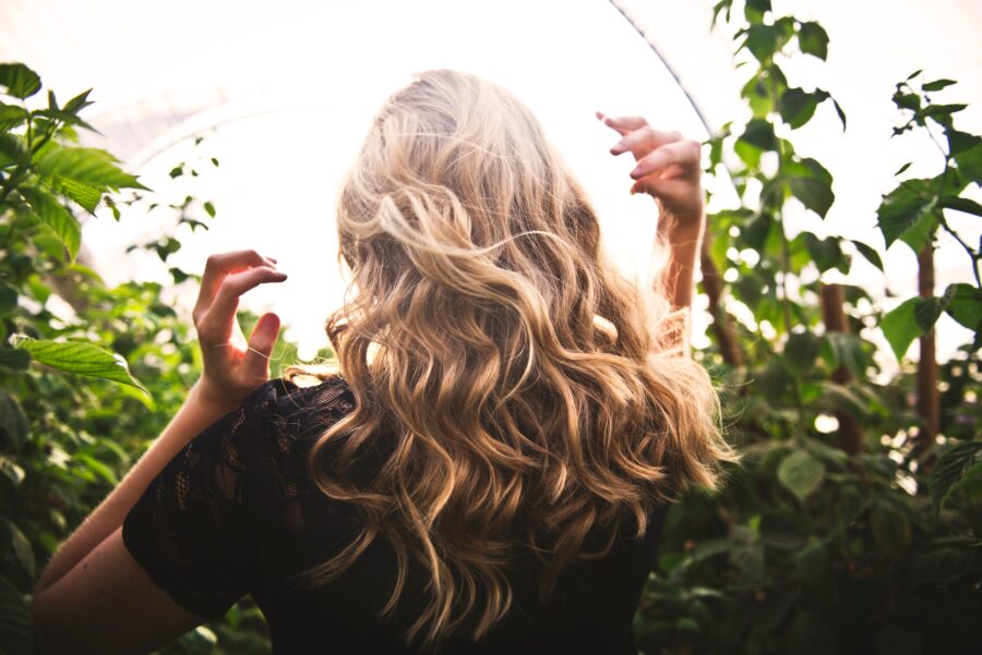 Natáčení vlasů: 5 různých metod, jak vytvořit okouzlující vlny
