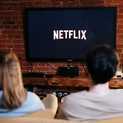 Největší hity z Netflixu pro ženy: Na co se vyplatí podívat?
