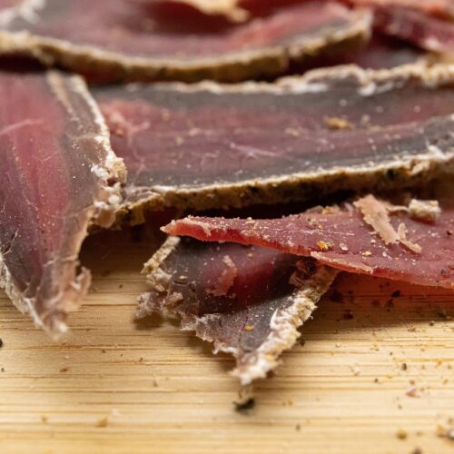 Domácí sušené maso (jerky): recept + 3 tipy, jak si doma snadno připravit svačinu plnou bílkovin