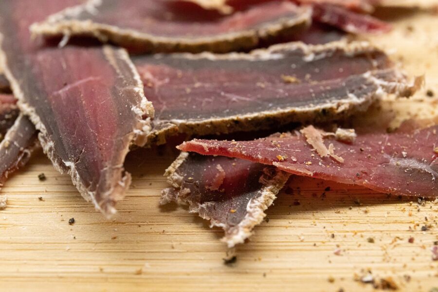 Domácí sušené maso (jerky): recept + 3 tipy, jak si doma snadno připravit svačinu plnou bílkovin