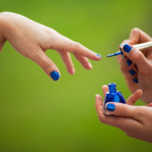 Modré gelové nehty na rok 2023: trendy odstíny pro vaše ruce