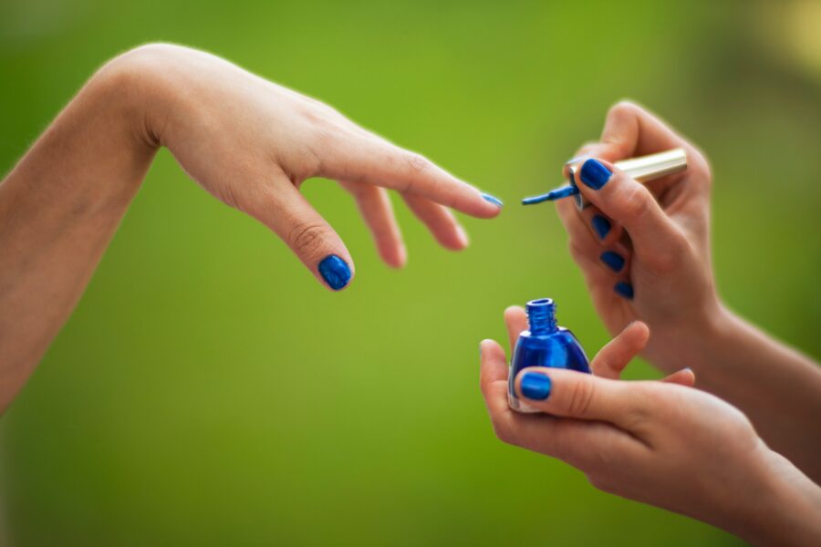 Modré gelové nehty na rok 2024: trendy odstíny pro vaše ruce