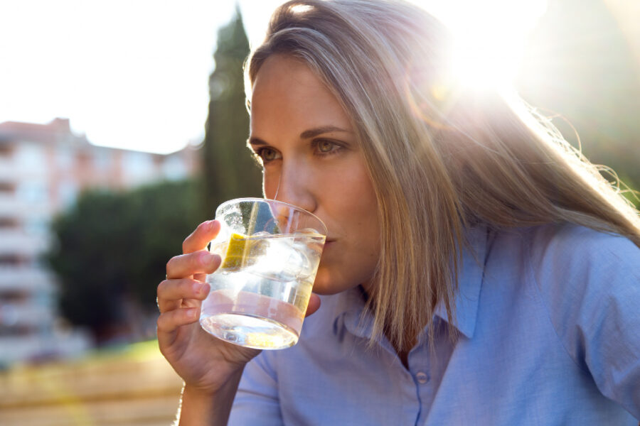 5 důvodů, proč je voda s citronem nejlepší letní drink
