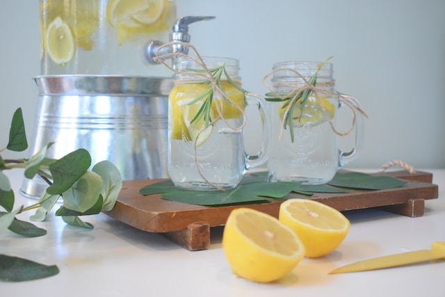 Voda s citronem lahodí i oku