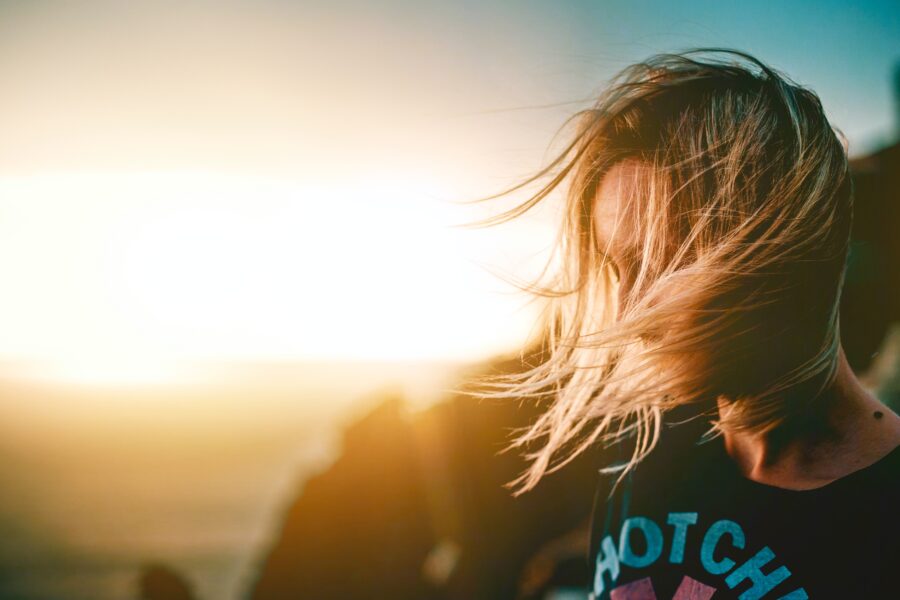 Ochrana vlasů před sluncem: 4 triky, které si zapamatujte