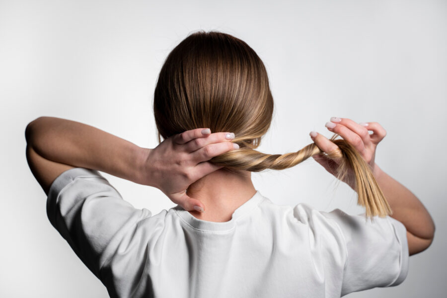 Stříhání vlasů v culíku: Jak si sama ostříhat vlasy v roce 2023