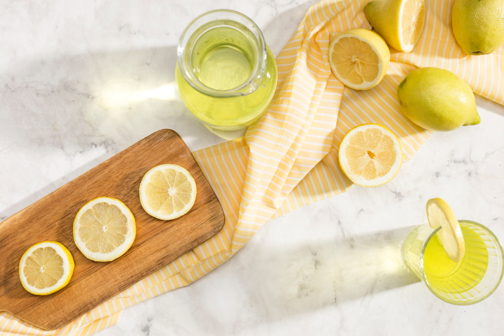 voda s citronem je nejlepší letní drink