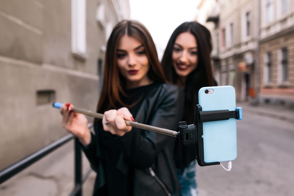 Díky crossbody můžete mít telefon kdykoliv po ruce, aniž by hrozilo jeho spadnutí