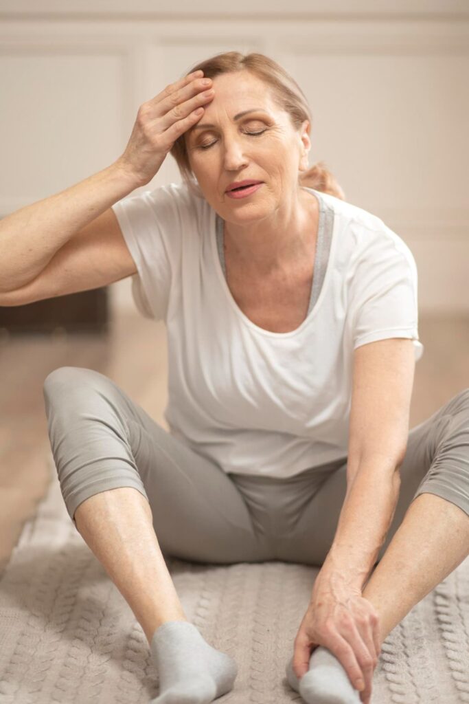 Menopauza může způsobit nepříjemné pocity, které navíc umocňuje i to, že dochází k přibírání právě v oblasti břicha