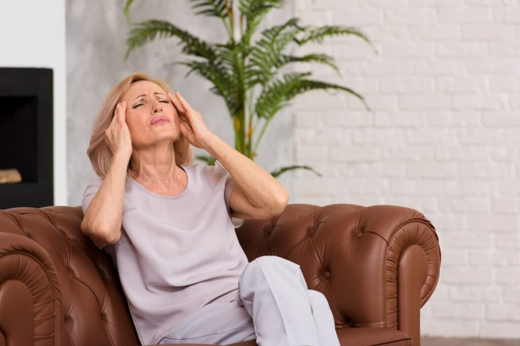 Menopauzu často doprovází migréna a bolest hlavy