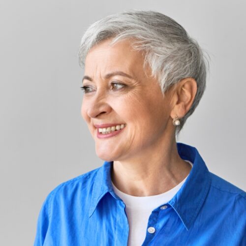 Stříbrné vlasy ve starší věku? Stačí vhodný střih