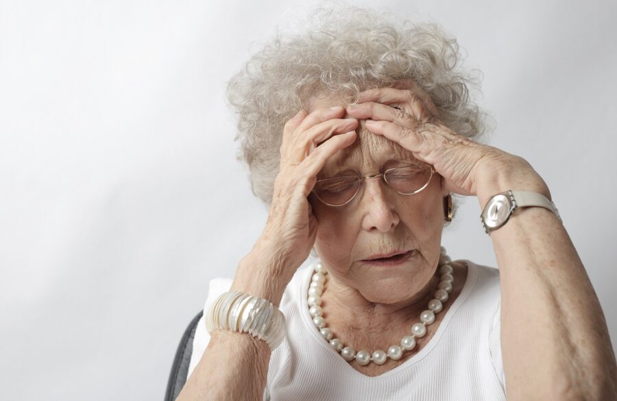 Bolest hlavy u starší dámy: Co to může znamenat a jak se jí zbavit?
