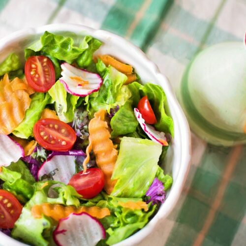 Zdravé saláty na hubnutí: 3 nejlepší recepty pro rok 2023