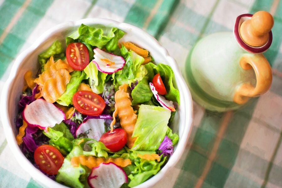 Zdravé saláty na hubnutí: 3 nejlepší recepty pro rok 2023